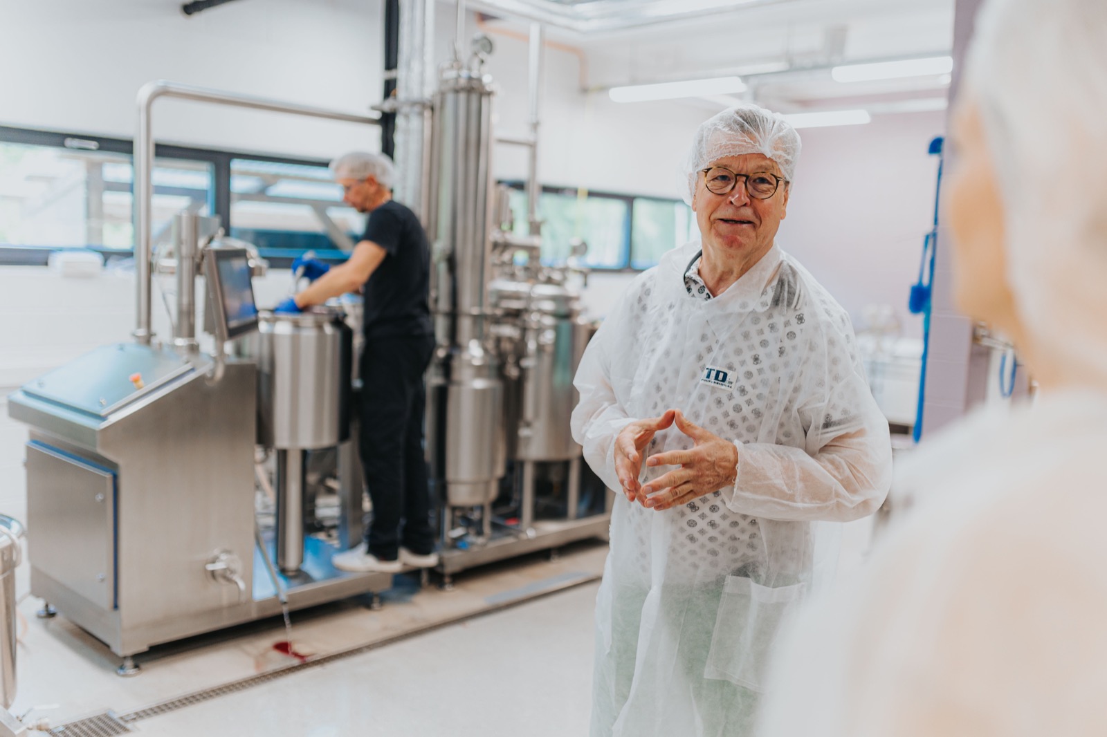 製造設備を確認するエンジニア