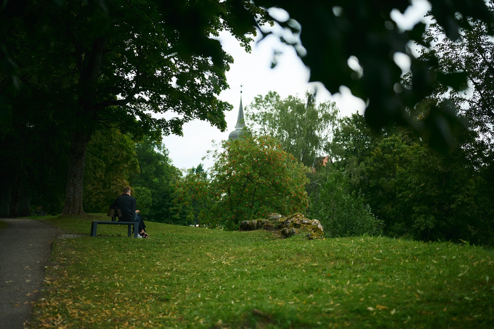 公園のベンチとスパイア